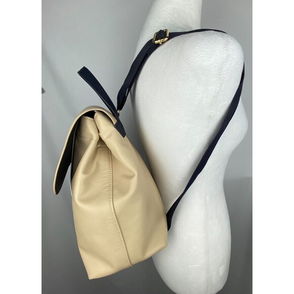 Tommy Hilfiger Chloe II Flap Backpack Fawn/White Greige/Tommy Navy Vegan - Picture 5 of 13